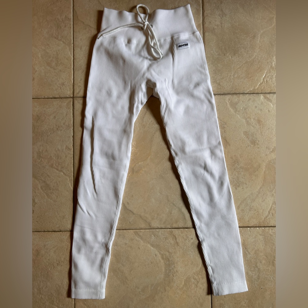 White Bo + Tee leggings